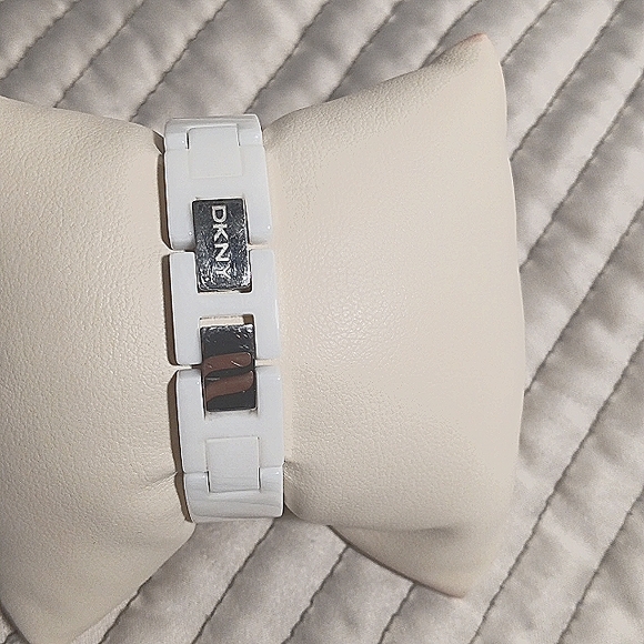 SALE/ NWOT/ DKNY WATCH in White.. BRAND NEW. SALE FROM 4/9--4/12 - Picture 6 of 8